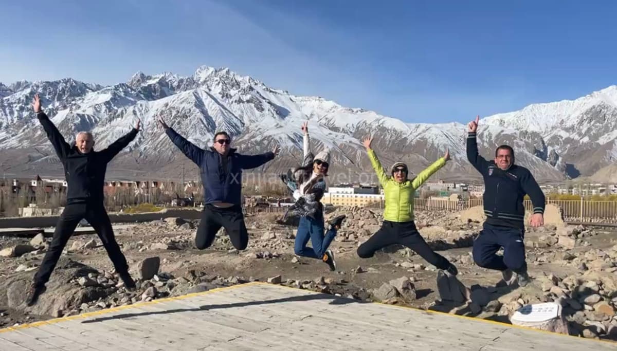 travelers-in-pamir-plateau.jpg travelers-in-pamir-plateau.jpg